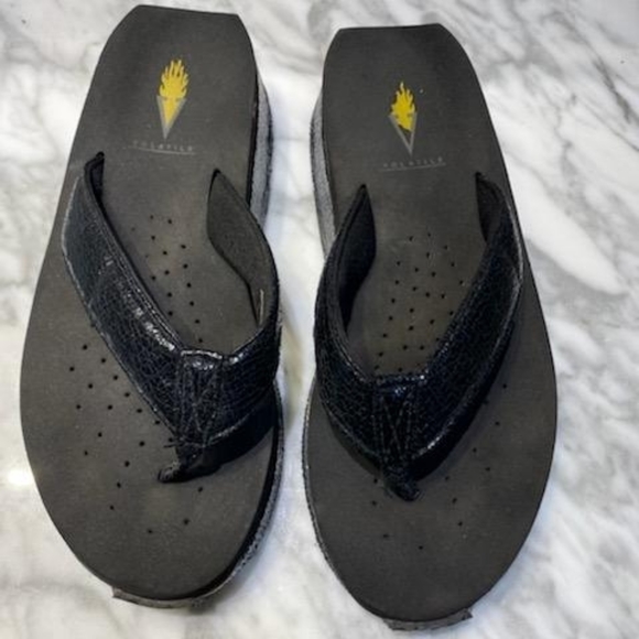 Volatile sandals